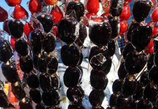 说起黑枣,冬天经常能在卖糖葫芦的摊子上见到这货.