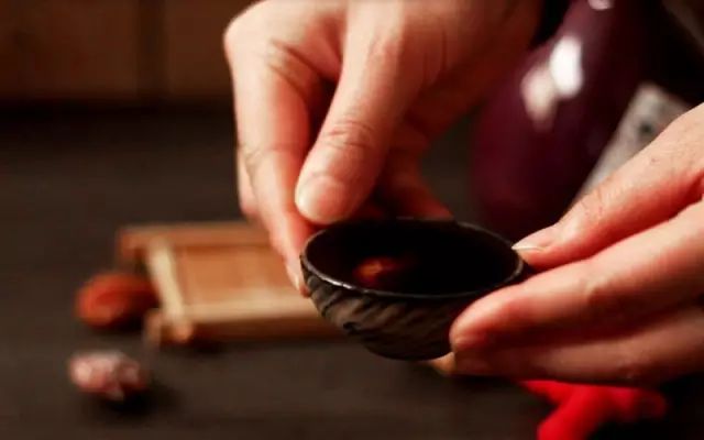 酒与茶的礼仪差别，可不只满酒浅茶那么简单！