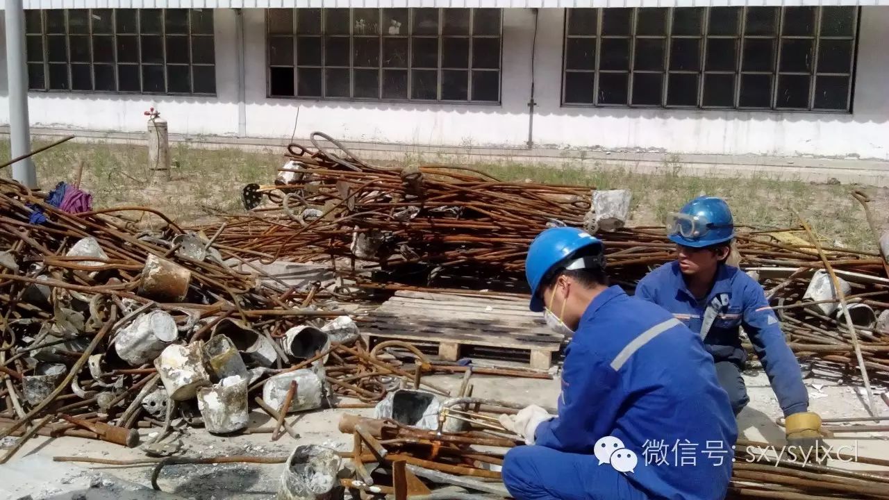 不管烈日,狂风还是暴雨,都阻挡不了检修工们对修旧利废那颗火热的心.