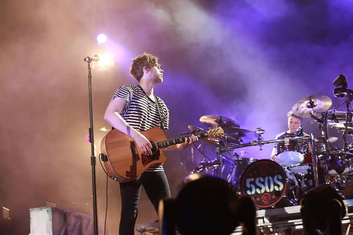 乐队也在麦迪逊广场演出现场,首次演绎了这首非常好听funky的歌.