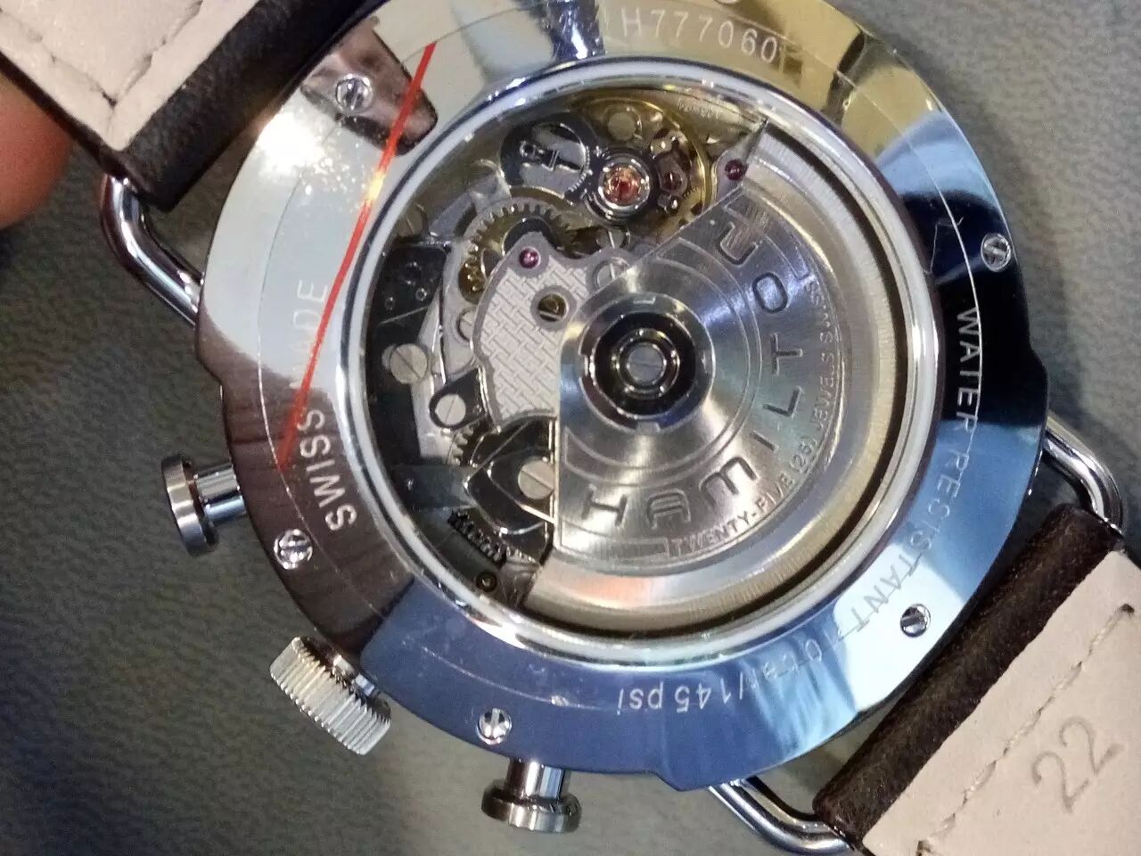 机芯采用汉米尔顿自制h21机芯,六十小时的动能储存让您不戴足足两天也