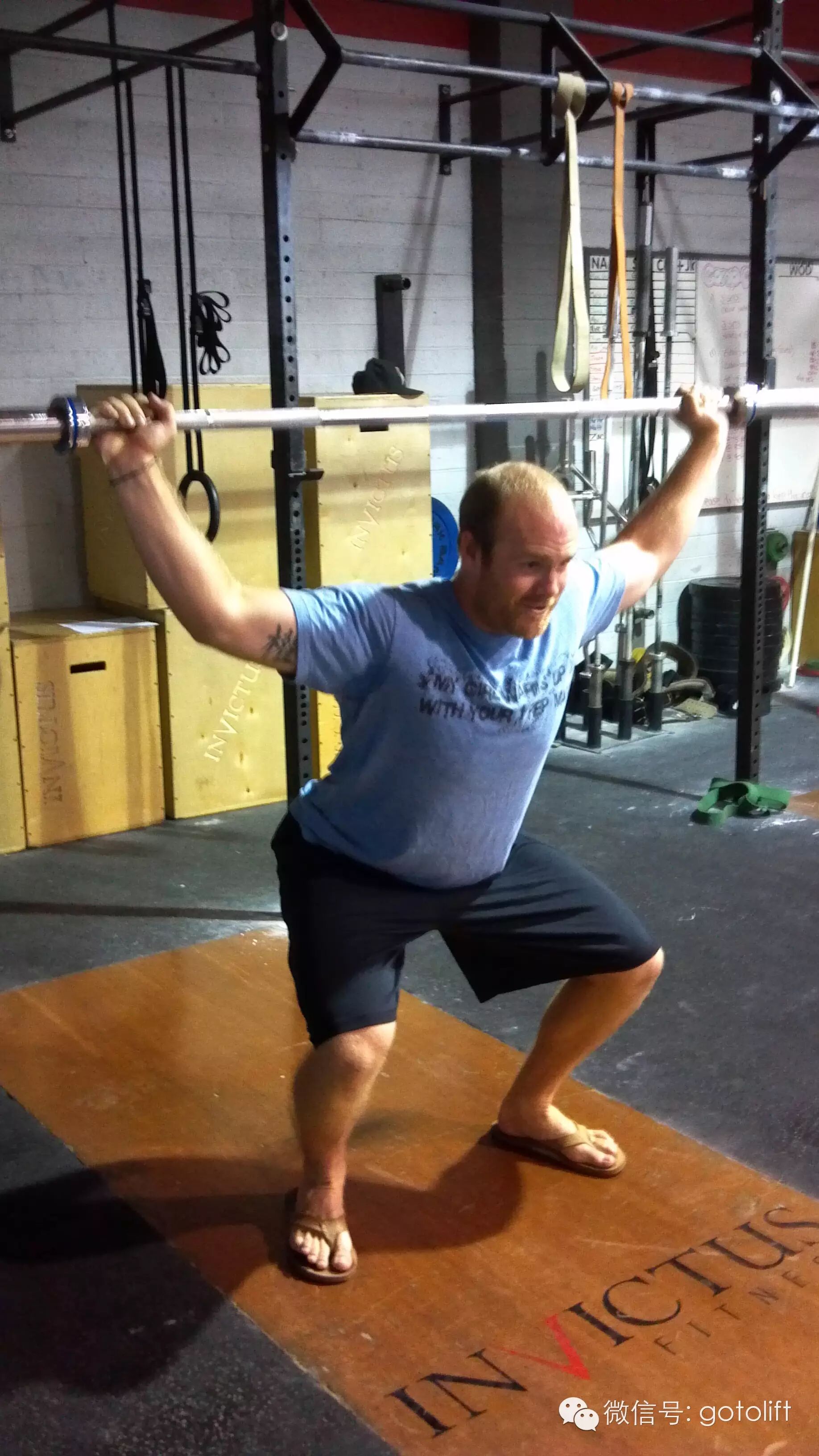 这个动作难度很大,由于人体结构的关系,对我们的腰背部是很大的挑战