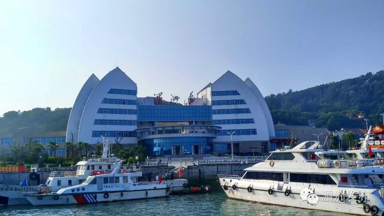 是湄洲岛的妈祖石像 每一个人都在这里拍照留念 是湄洲岛的码头 很多