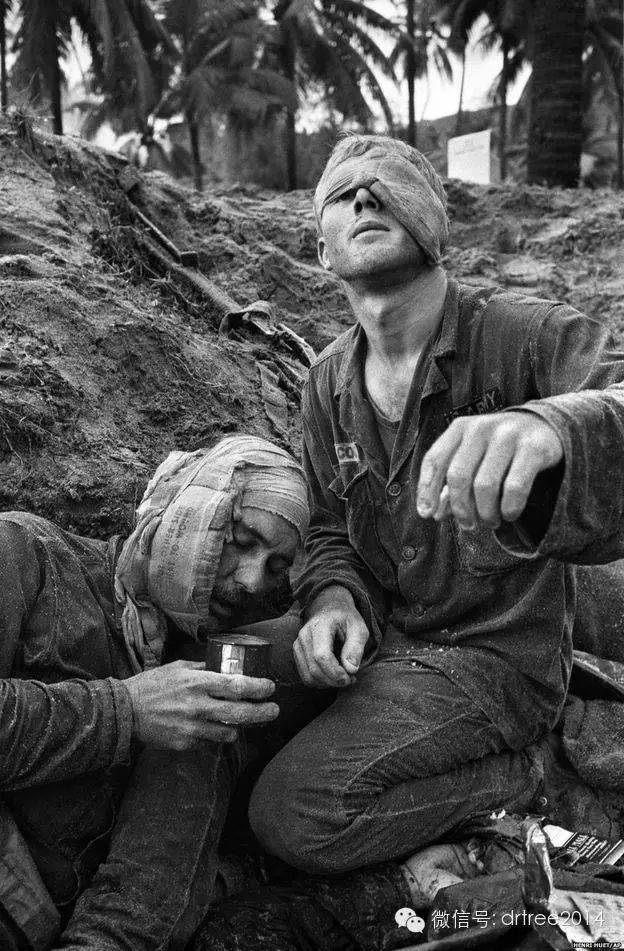 (越南战场,镜头中太过悲情的包扎,则必然引发对战争的反思)