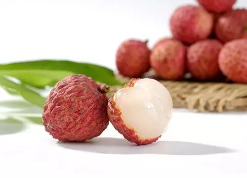 每100克荔枝,含有热量66卡,含糖15克,所含的卡路里需要散步44分钟