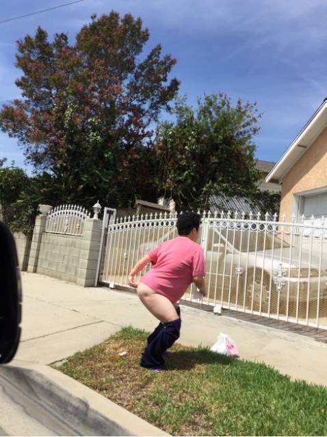 愤怒!震惊!中国大妈美国闹市区当街脱裤拉屎!