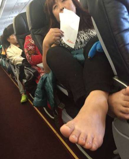 震惊!中国大妈美国闹市区当街脱裤拉屎!