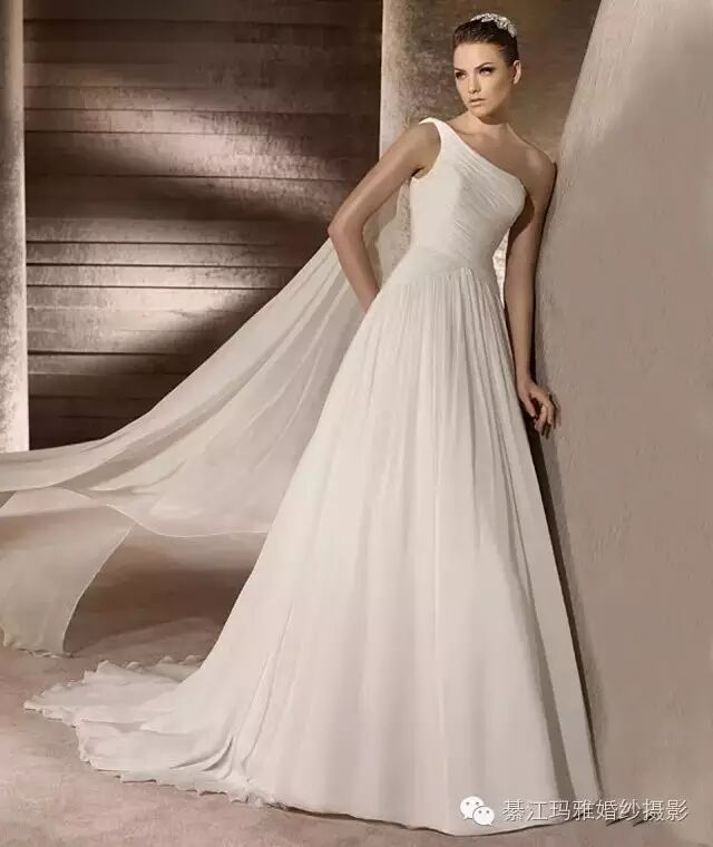 摩羯座——贴身具有典雅气质的婚纱