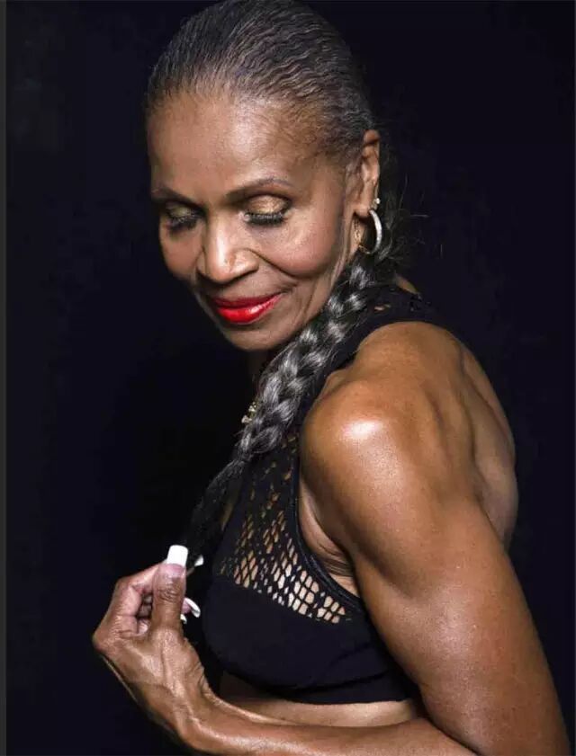 这位80岁的老奶奶还没退休,而且她的职业竟然是健美教练