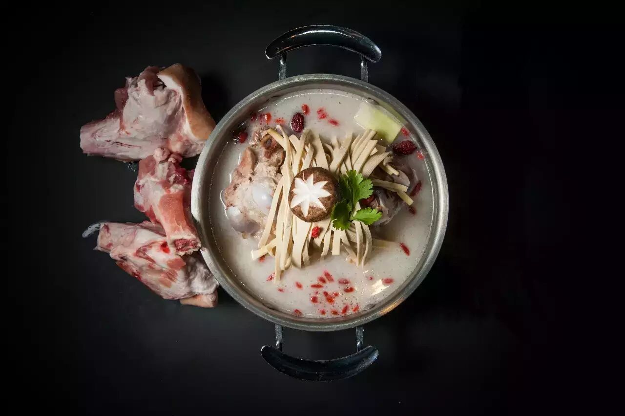 煮火经典筒骨锅----经过8小时的熬制,保证不添加,补充钙质,营养丰富!