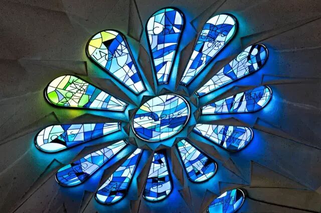 彩色的玻璃窗与光线一起,让教堂内部变得五彩斑斓,亲切又不失神圣.