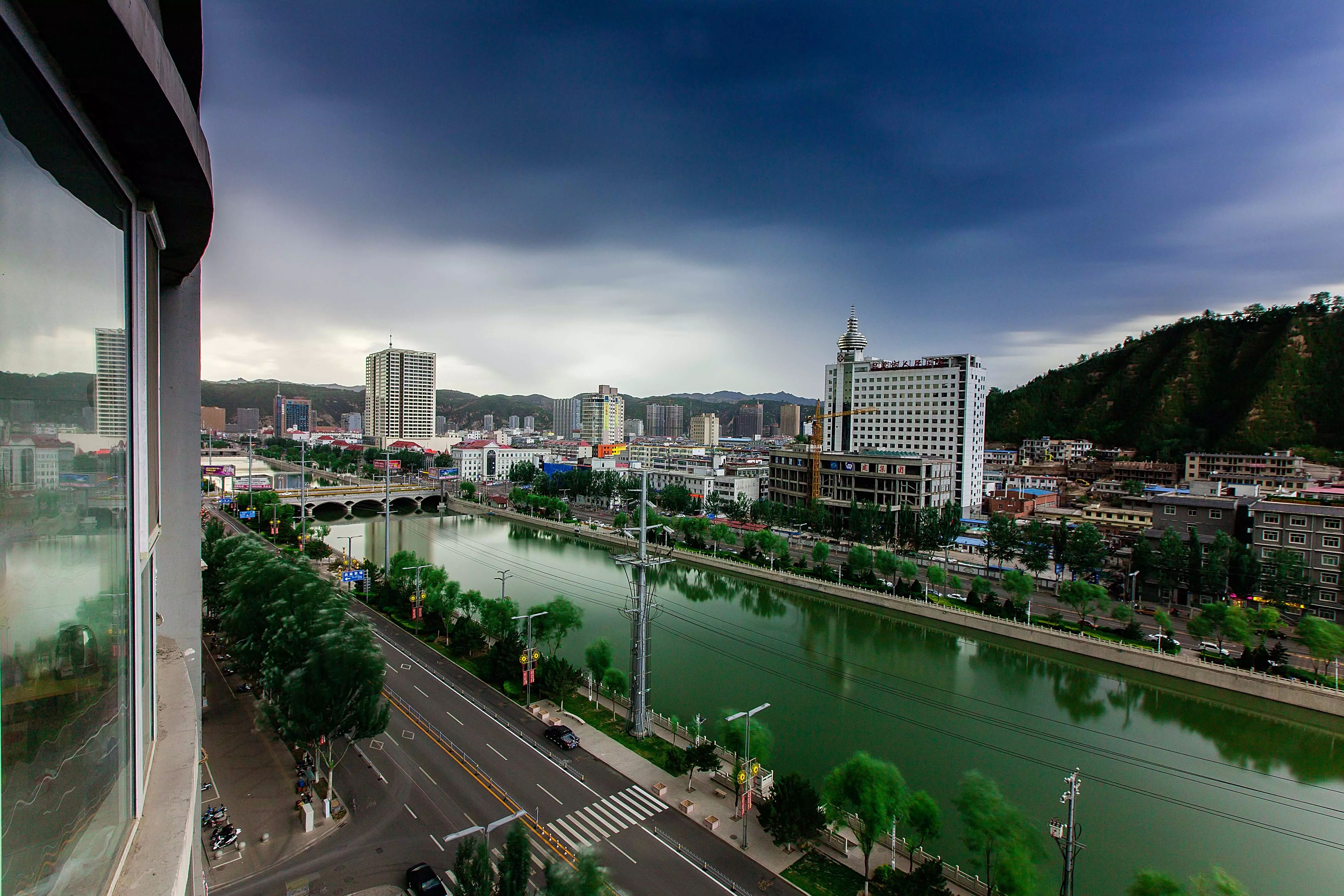 昨日傍晚暴雨突袭吕梁,风雨过后彩虹闪电轮流登场