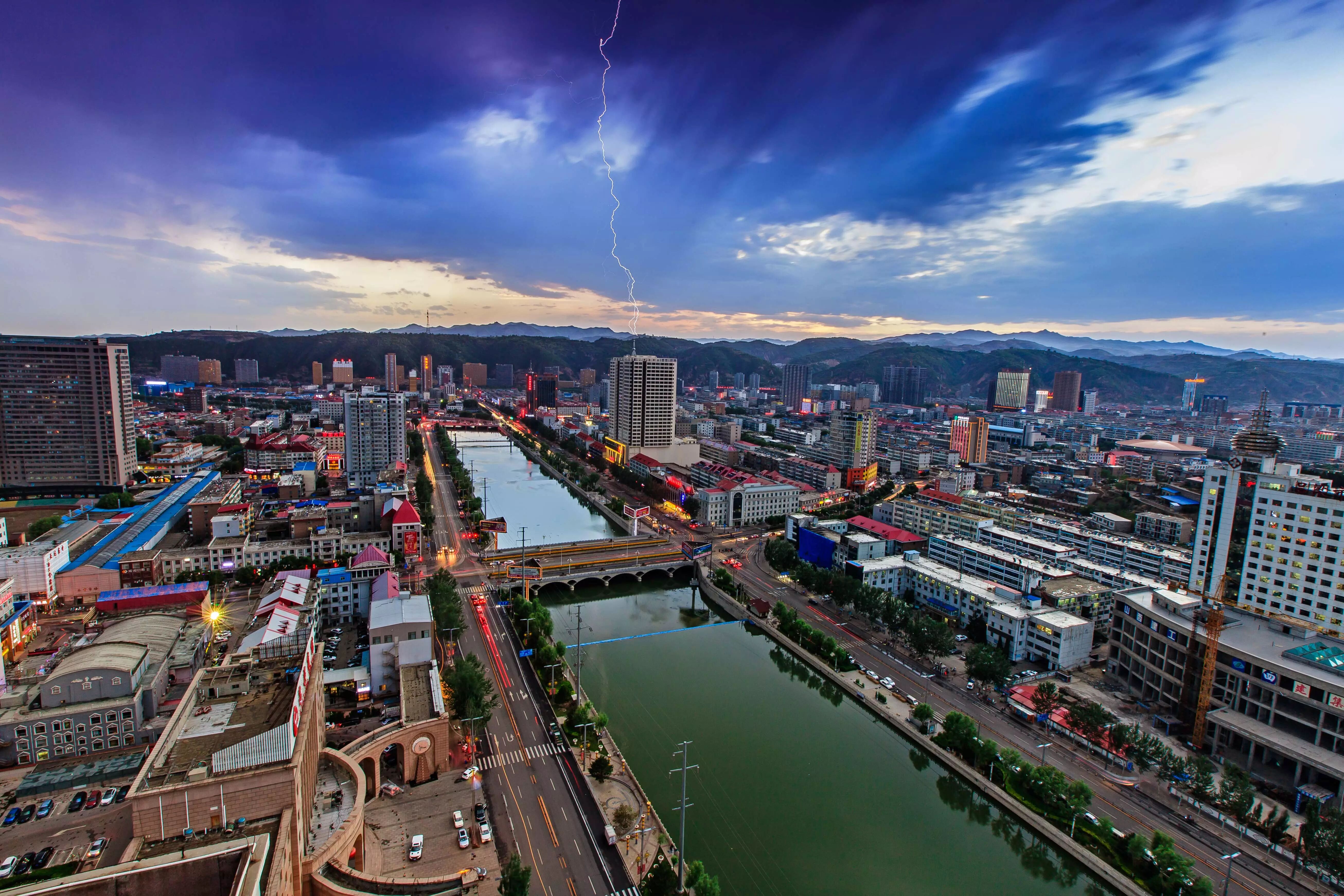 昨日傍晚暴雨突袭吕梁,风雨过后彩虹闪电轮流登场