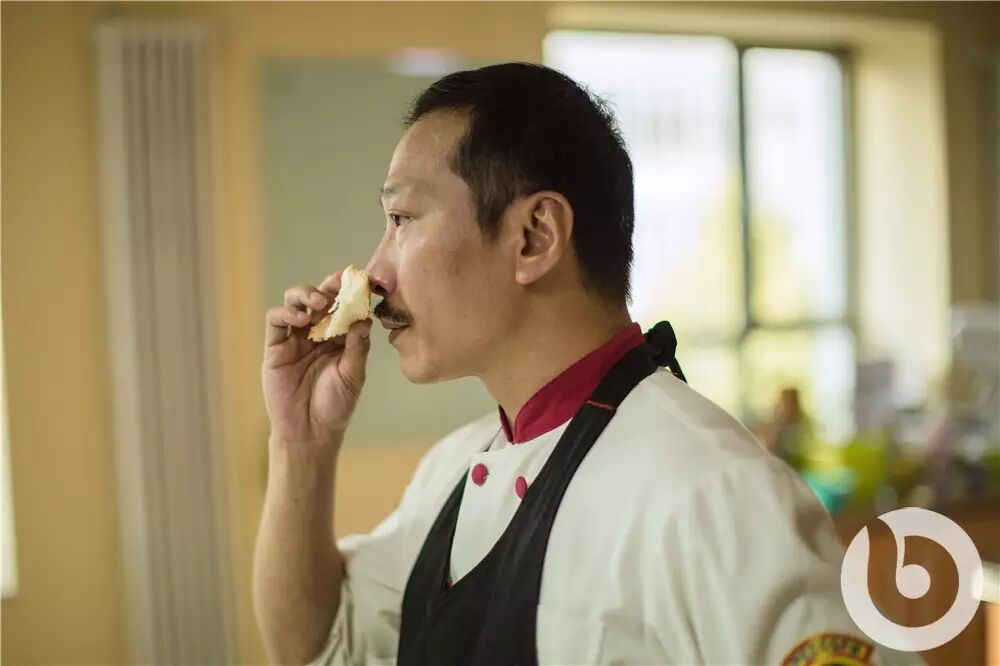 台湾面包教主亲身演示这款普通的白吐司为何爆红网络