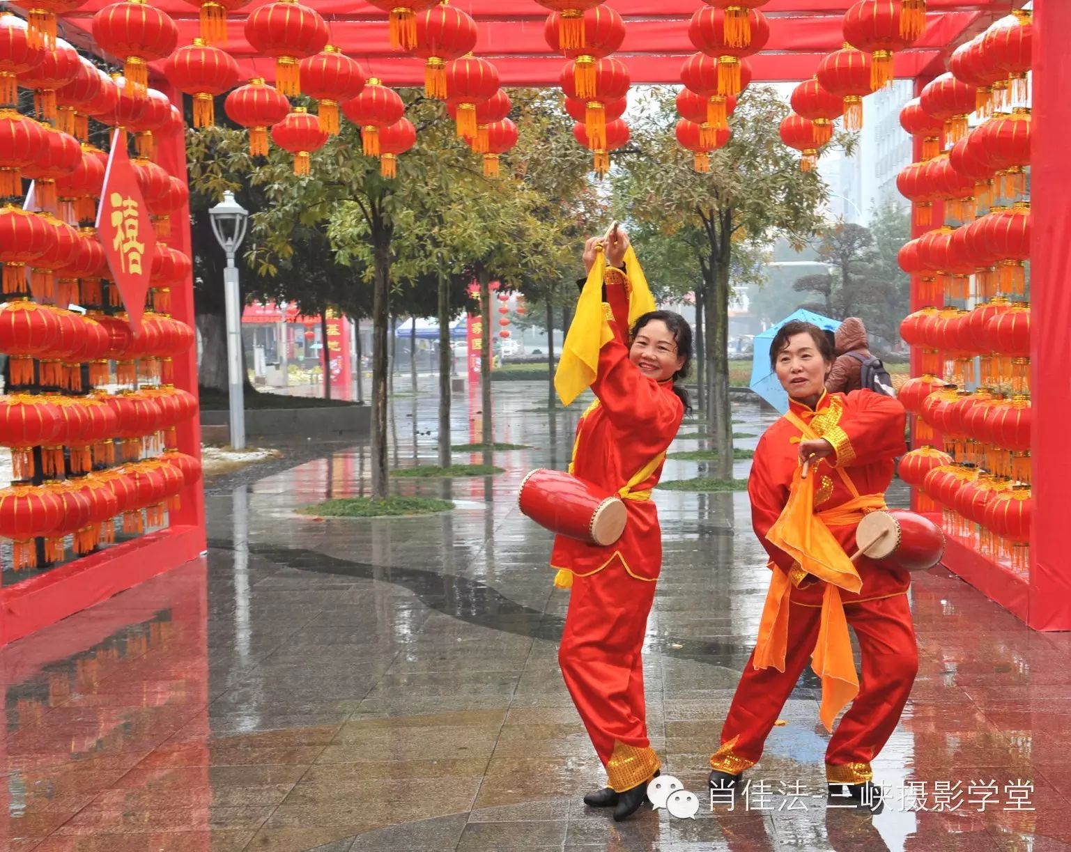 2月3日,中國葛洲壩集團公司宜昌基地張燈結綵,紅紅的景觀門,紅紅的