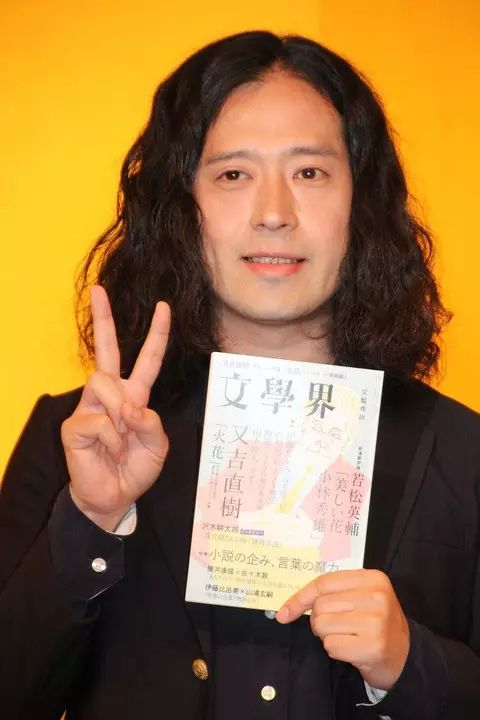 与又吉同时获奖的还有曾三度入围芥川奖的小说家羽田圭介(1985年出生)
