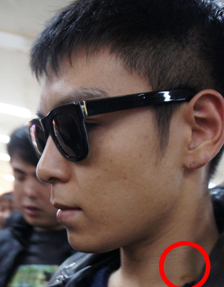 在自拍照里埋梗。比如脖子上的草莓印，不能太显眼，一定会有人发现的。