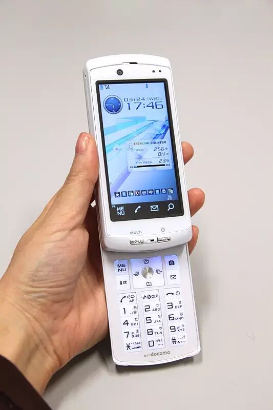 它是一部触控手机,这样看与现在的触屏手机没太大区别.