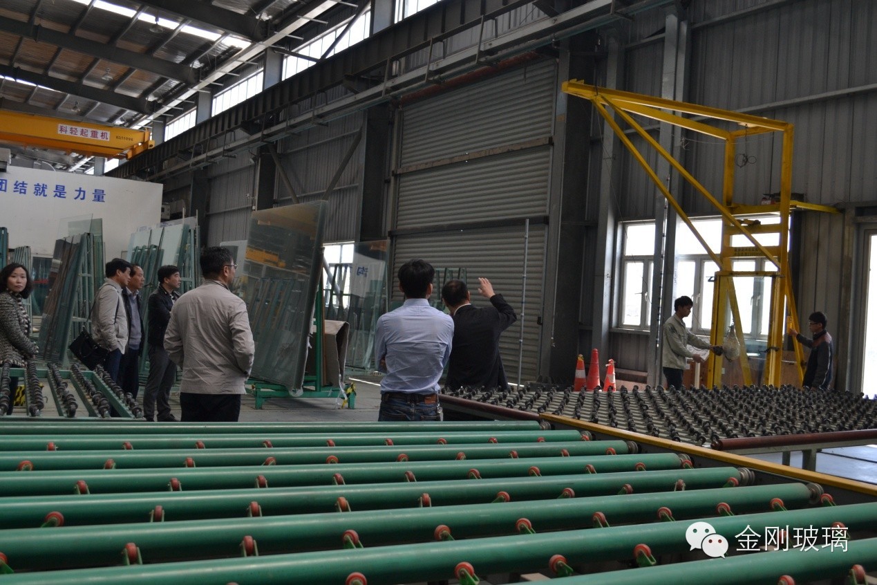 在金刚玻璃庄大建董事长的陪同下,参