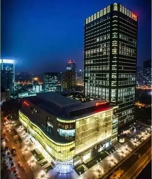 茅台路地道于2011年建成, 伊犁路过街地道串起了轨交10号线伊利路站3