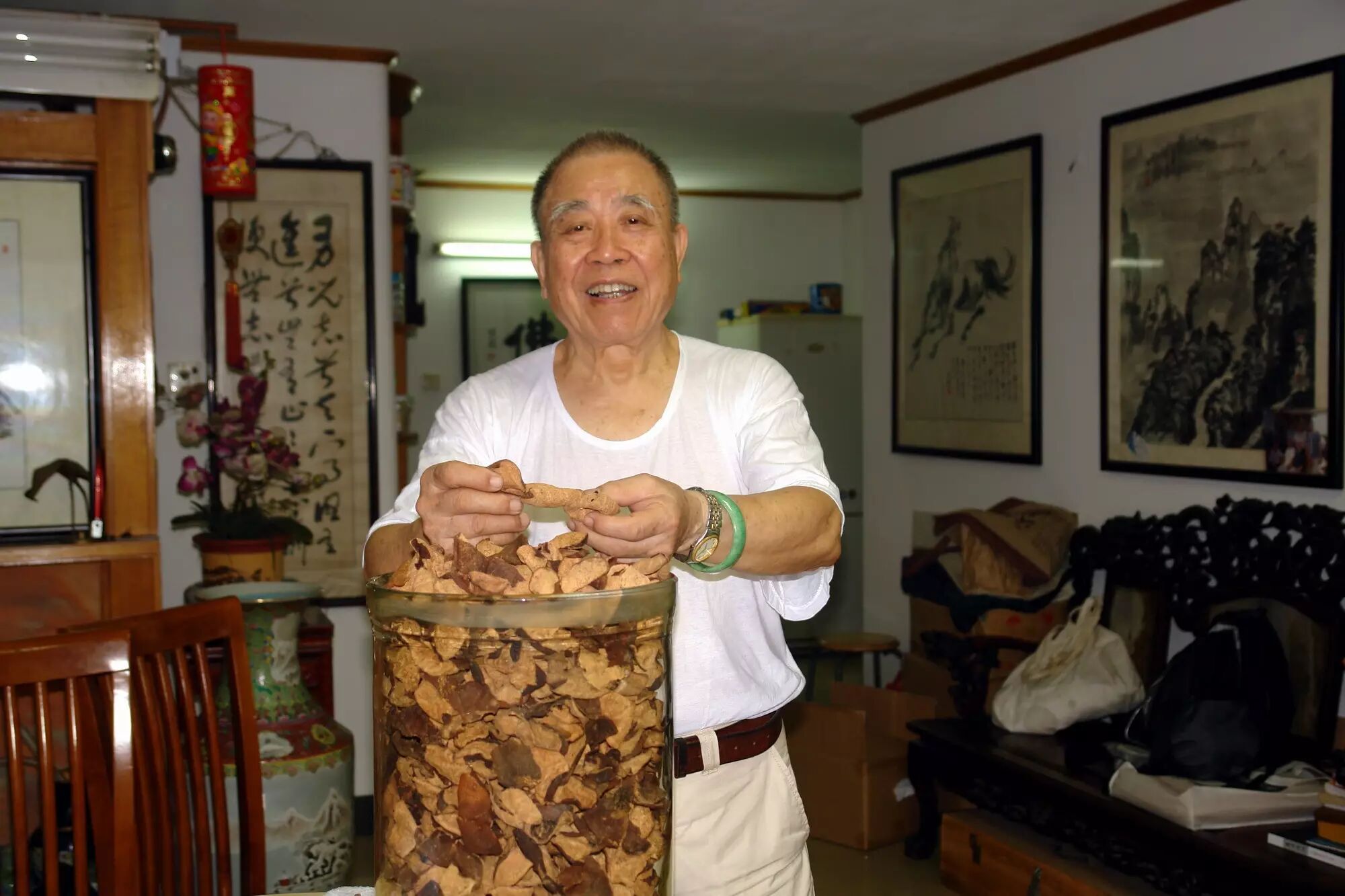 新会陈皮收藏家温伟成说,如今,陈皮的收藏价值的确引