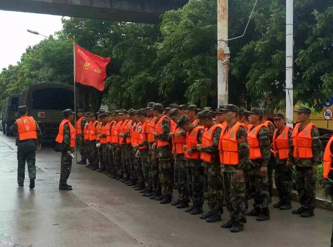 武警官兵抢险救灾特别拼周联清翁玉耀向8710部队表示衷心感谢