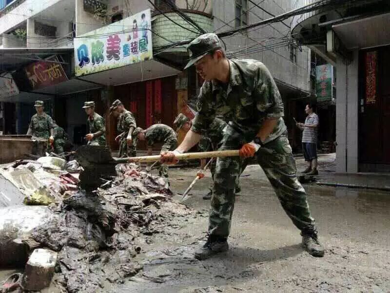 武警官兵抢险救灾特别拼周联清翁玉耀向8710部队表示衷心感谢