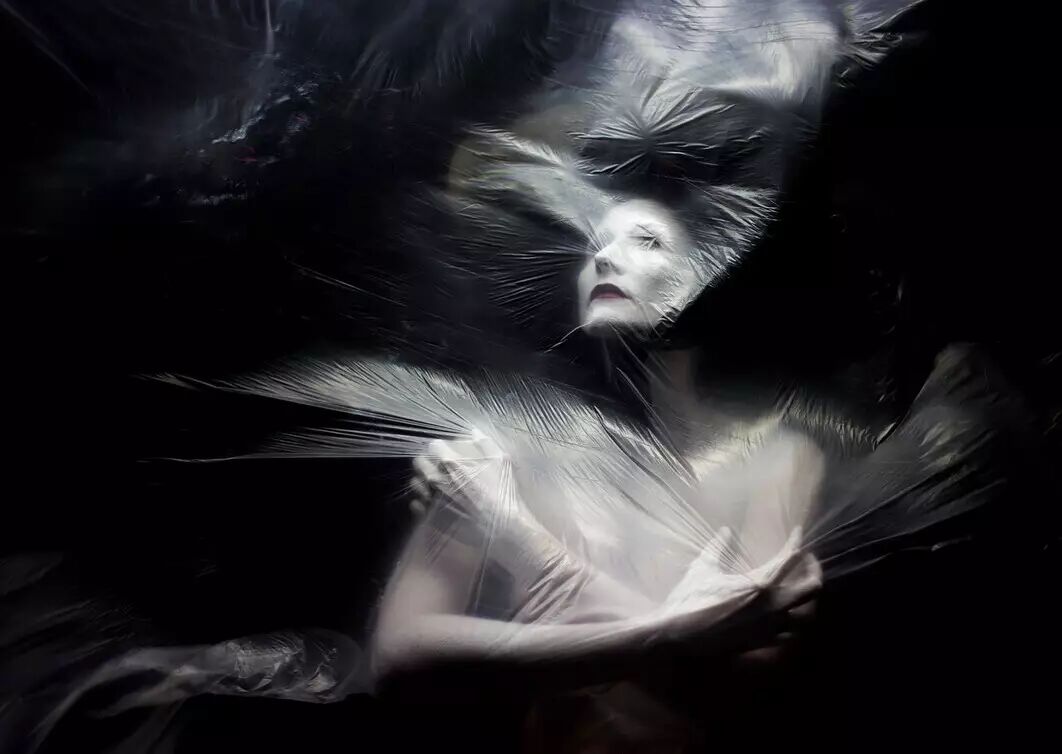 warner,英国女摄影师,她将摄影作为一门生活中的艺术,作品里透着诡异