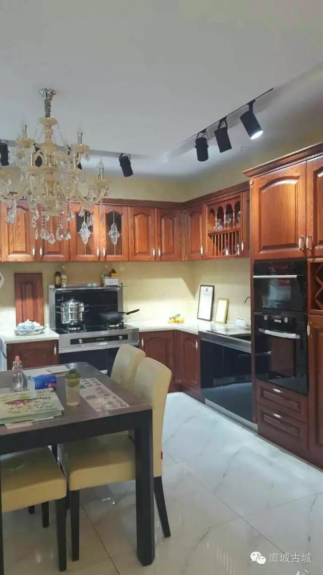 打破了传统的排烟模式,侧吸下排的创新结构,油烟分离,还可以清水冲洗.