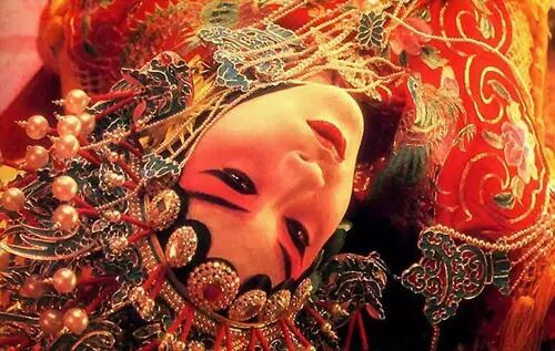 他还有一个干妈,是香港太平绅士张玉麟的夫人,谭爱莲,这个家族在1980