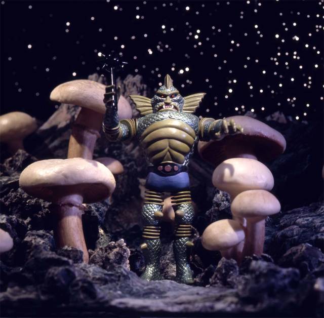 这个痴迷米老鼠的男人为自己创造了一个外星人的世界