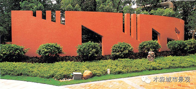 2连续式景墙以一面墙为基本单位,联系排列组合,使景墙形成一定的序列