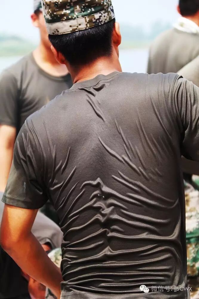 汗水浸透的解放军战士(朱万福 摄)