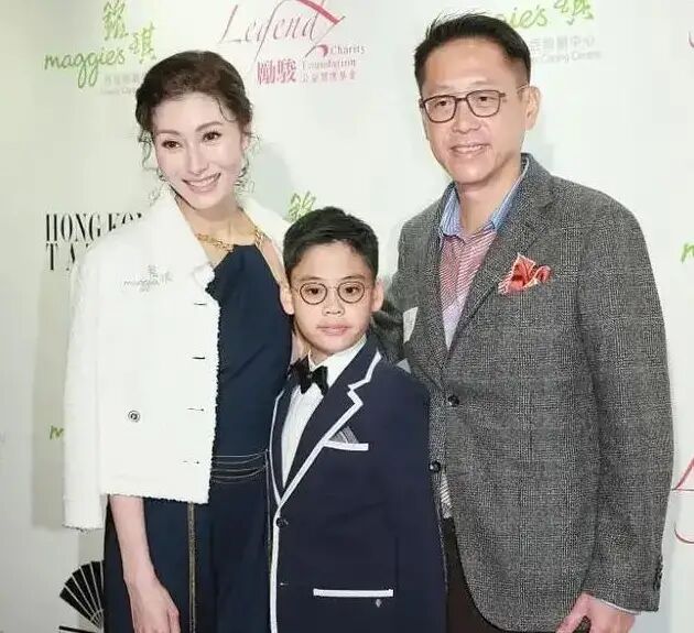 李嘉欣儿子颜值_李嘉欣相貌_李嘉欣儿子正脸曝光