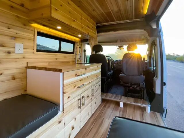 来一趟最惬意的公路之旅 万改装豪华原木房车 全网搜