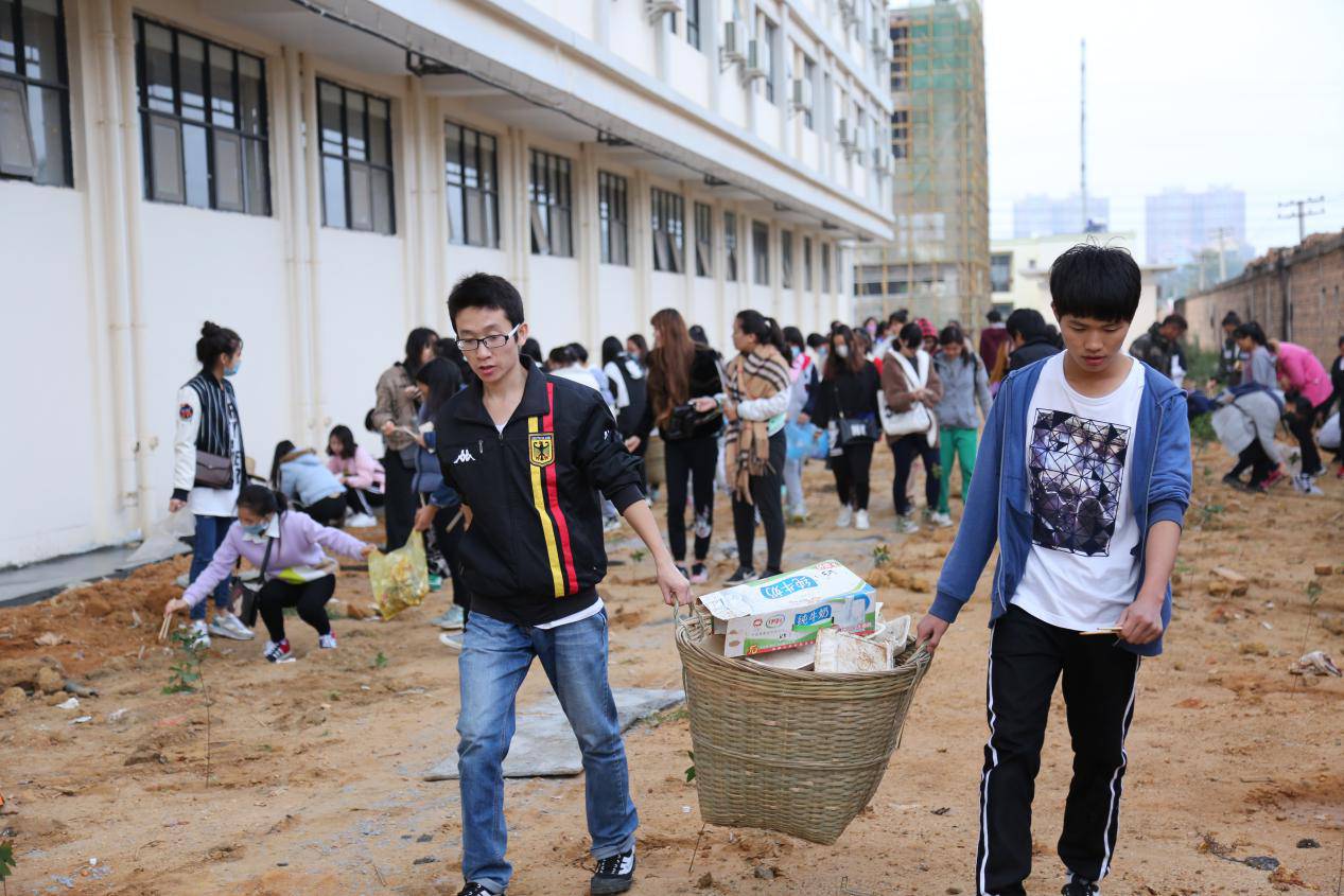 他们在班主任的带领下来到了西校区男生宿舍楼后,开始捡宿舍楼后的