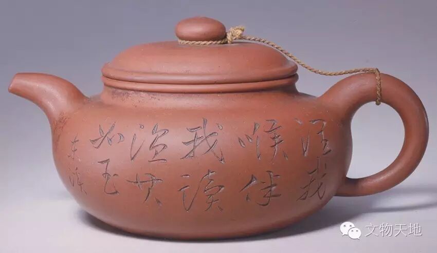 故宫博物院收藏玉麟款的砂壶有光素扁圆形紫砂壶,覆斗式金文米色砂壶