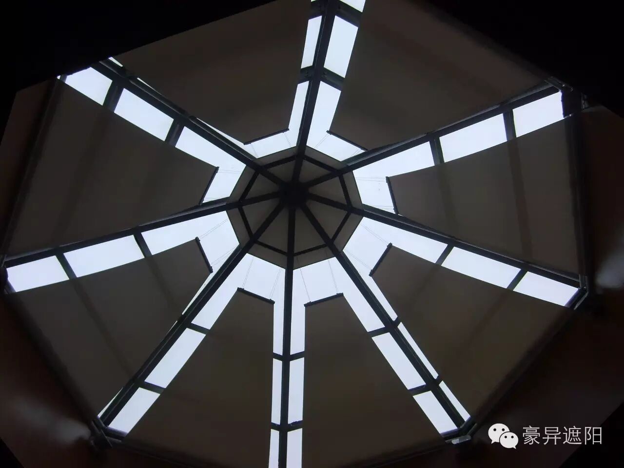 圆形玻璃顶遮阳解决方案-豪异fts电动天棚帘系统来帮您!