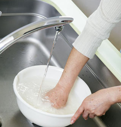 2 用淘米水刷洗碗碟 用淘米水刷洗碗碟,不仅去污力强,还不含化学物质