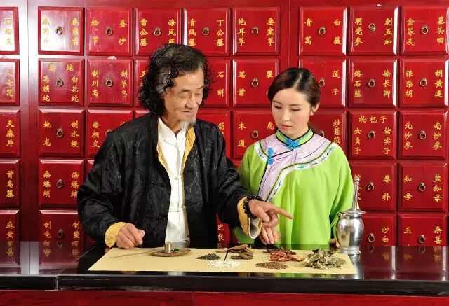 老中医教你自制一杯瘦身汤,一个月狂减18斤,荷叶9g,枳实3g,生地3g.