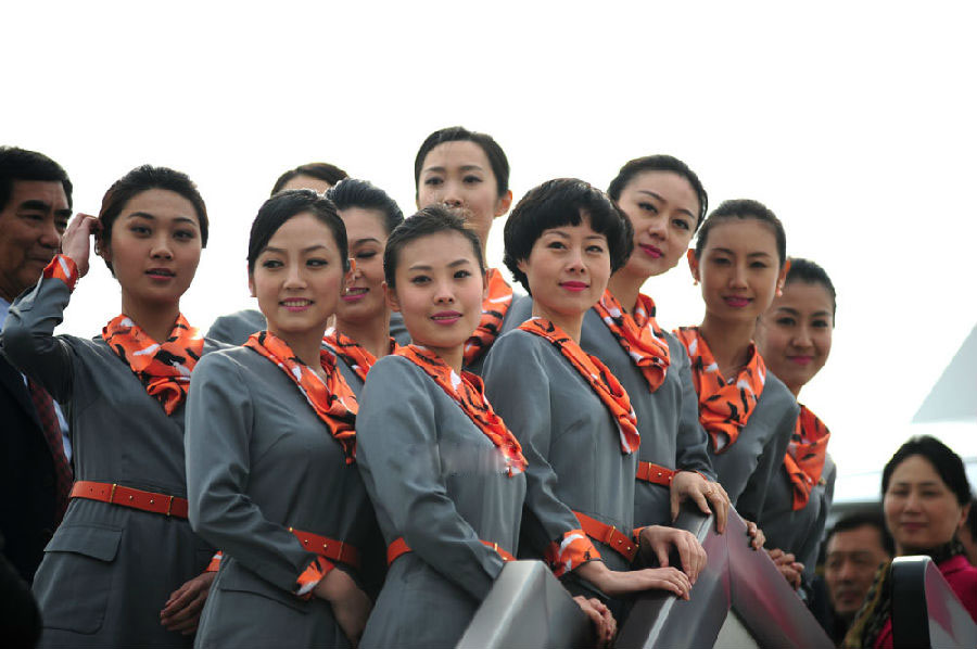 青岛航空空姐首次亮相02制服遭网友吐槽