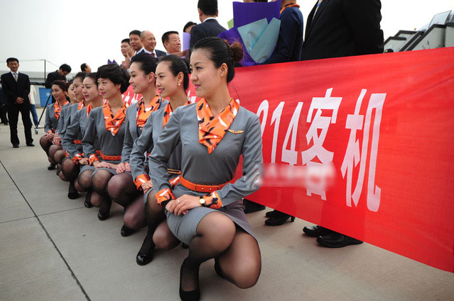 青岛航空空姐首次亮相02制服遭网友吐槽