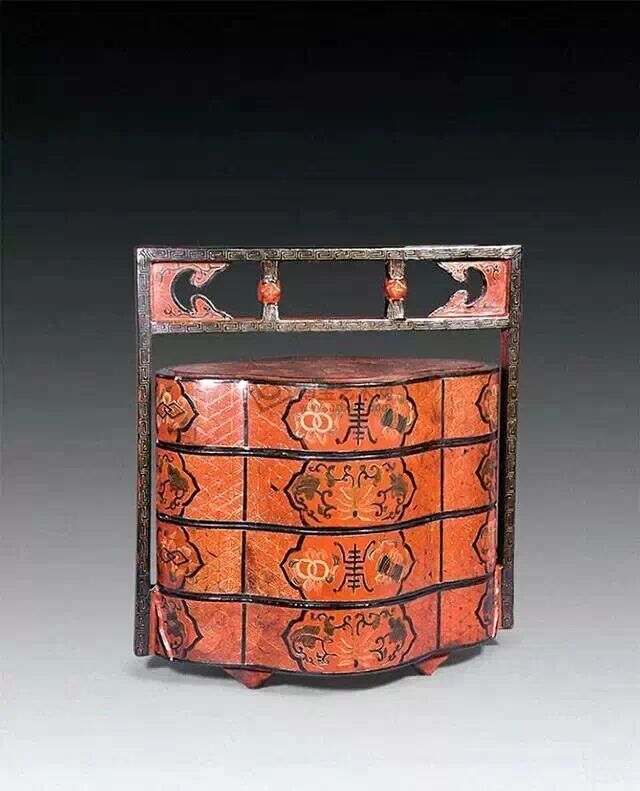 食盒是专门盛放食物酒菜,便于携带行走的长形抬盒.