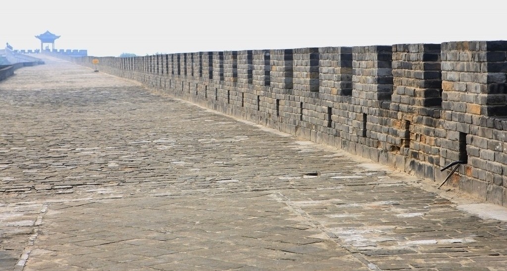 城墙上呈凸凹状的矮墙,叫 "女墙",也称"女儿墙".