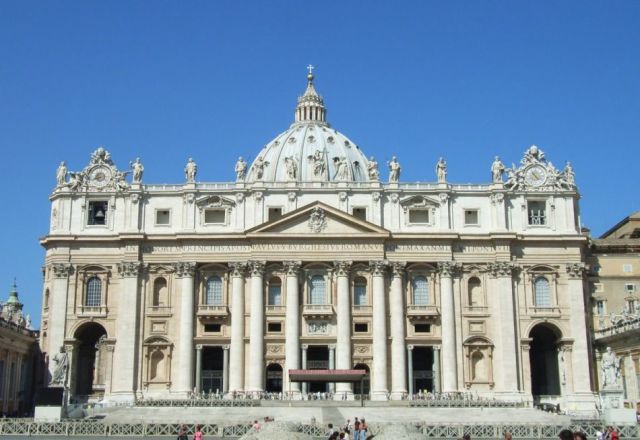 巴洛克建筑代表作二:罗马的圣卡罗教堂建筑立面的平面轮廓为波浪形