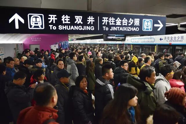 高峰期时人满为患的北京地铁十号线