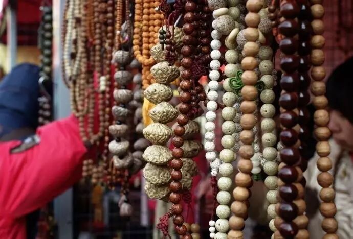 万一大雨淹过来潘家园的手串们到底会不会浮起来