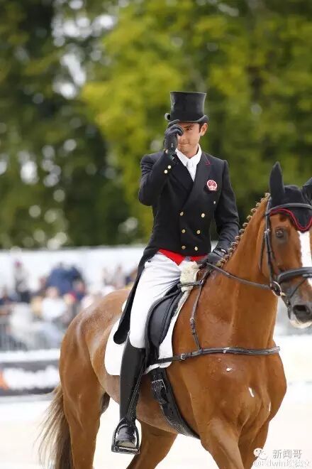 价…… 而且穿成这样比赛,简直一秒穿越到中世纪,翩翩绅士踏马而来