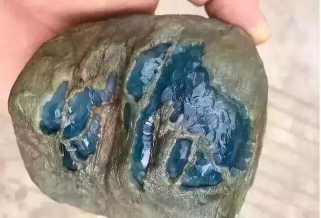 一块罕见的莫湾基老蓝水开料到成品过程