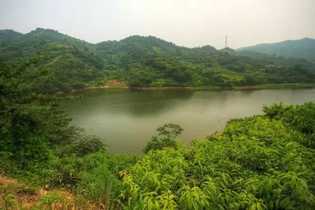 步道终点的猫猫沟水库,不仅名字可爱,风景也一样很迷人,站在湖边,有种